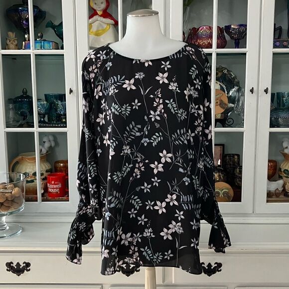 Plus Size Floral Cold Shoulder Top | 1X | Vince Camuto - Picture 1 of 10